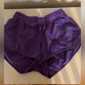 Hotty Hot Short Mid Rise 2.5” (lululemon)